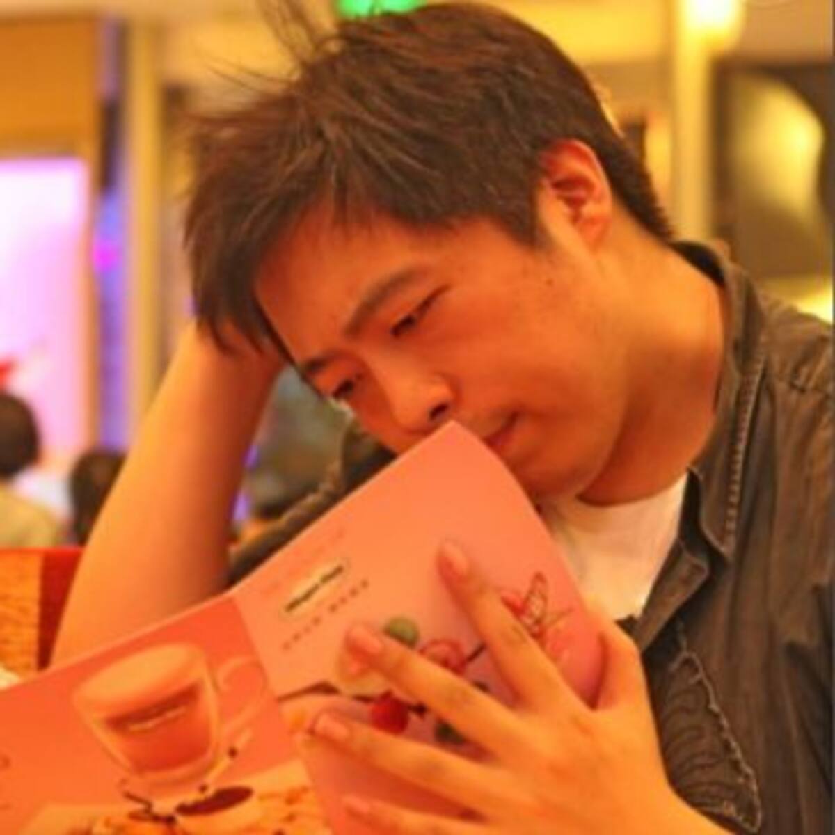 Escucha las notas curiosas