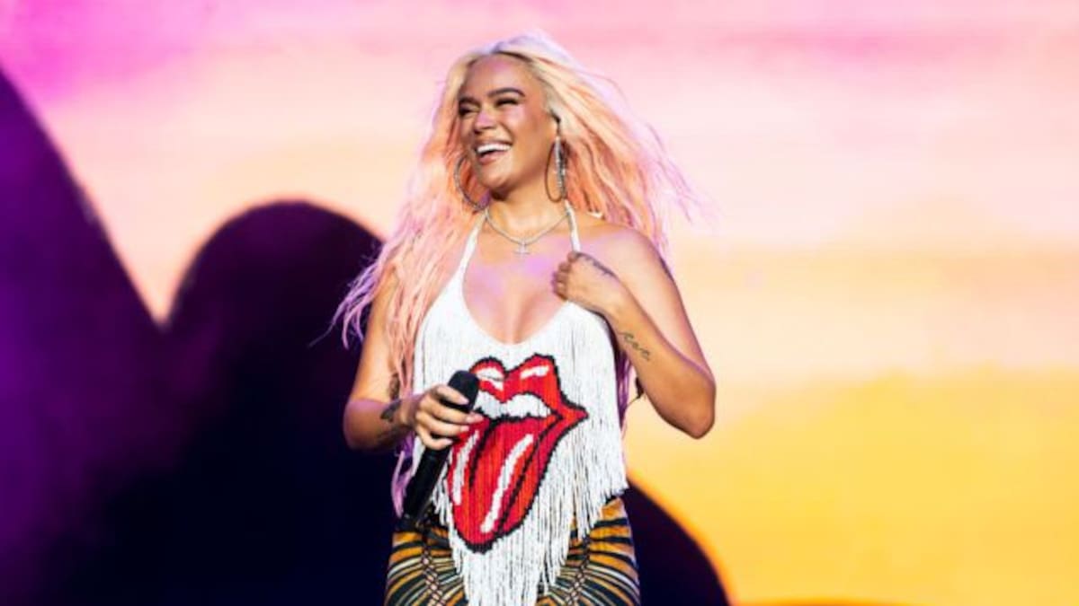 Karol G y Feid se demuestran amor en pleno concierto