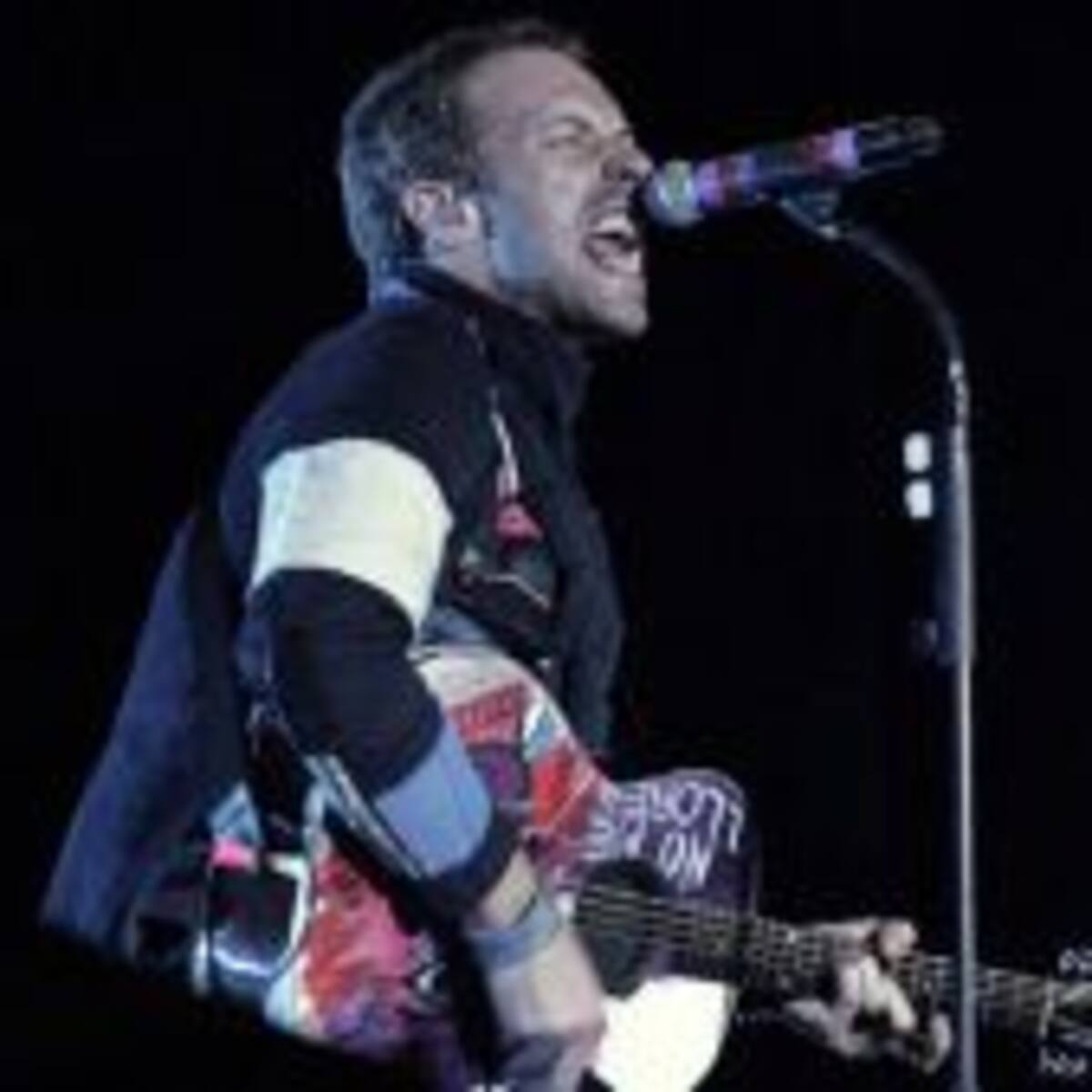 Subastan la primera guitarra de Chris Martin