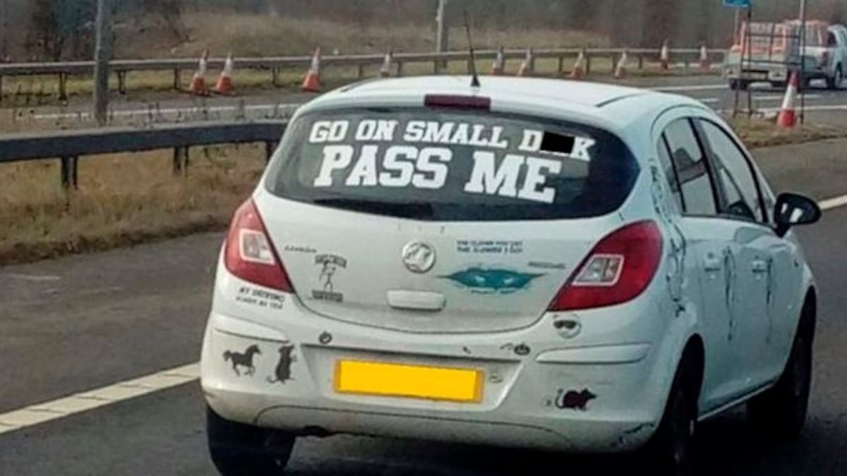 Policía le pide a mujer quitar el mensaje que tiene en su coche