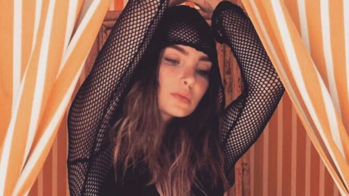 Belinda impacta con súper escotazo