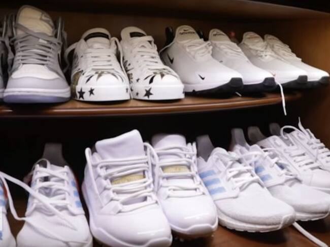 Canelo también tiene una colección de ropa y zapatos