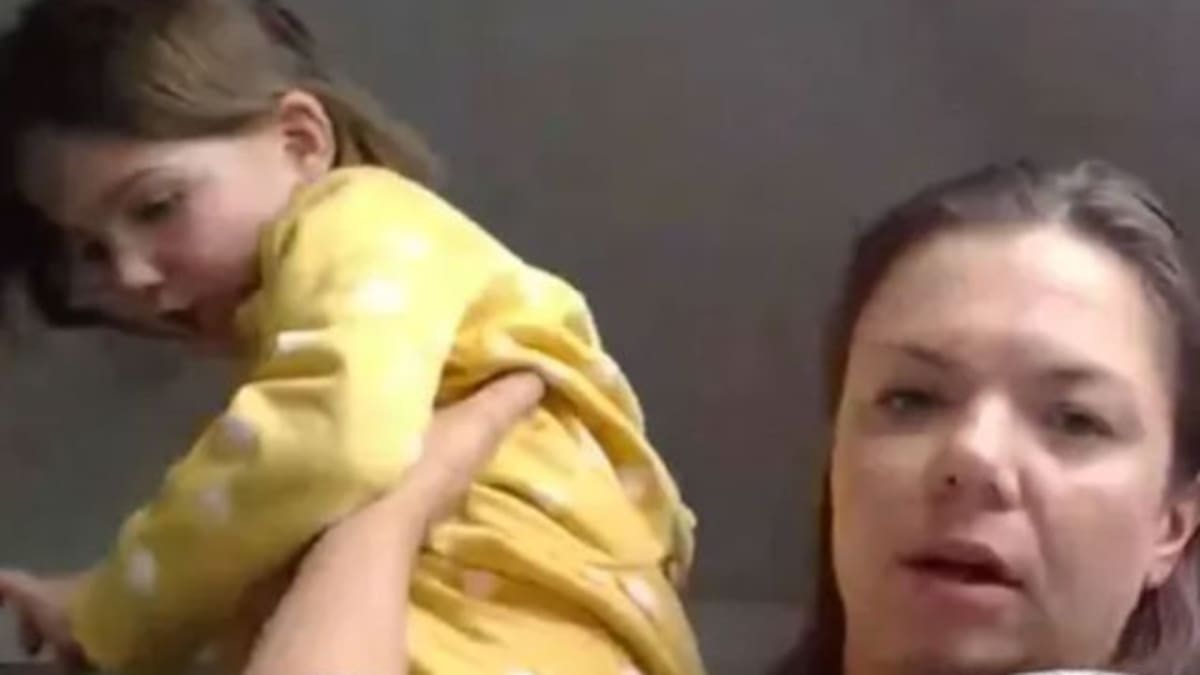 Niña y su unicornio interrumpen a su mamá en noticiero