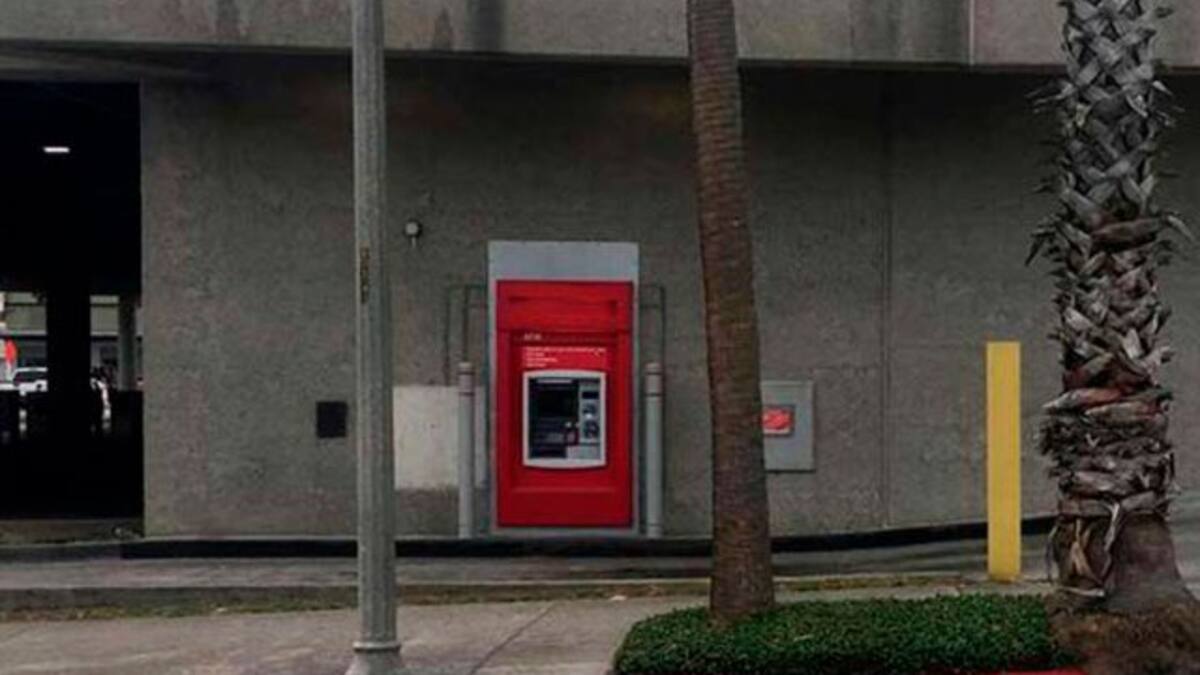 Se quedó atrapado en un cajero