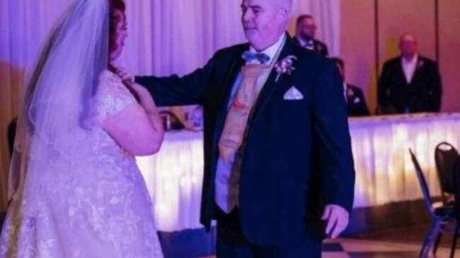 El papá sorprendió a su hija durante el vals. Ella no sabía que usaría la corbata que hizo cuando era niña