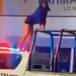 Se viraliza por hacer twerk sobre el toldo de una patrulla
