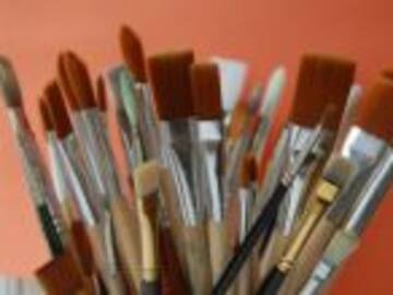 Peculiar artista vende sus pinturas en toda una fortuna