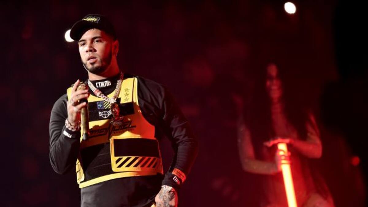 Anuel AA casi pierde la peluca en juego mecánico