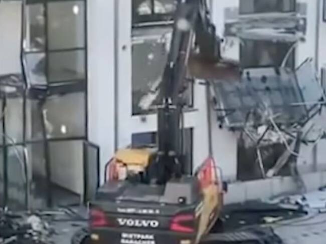 Hombre destruye edificio que él mismo construyó