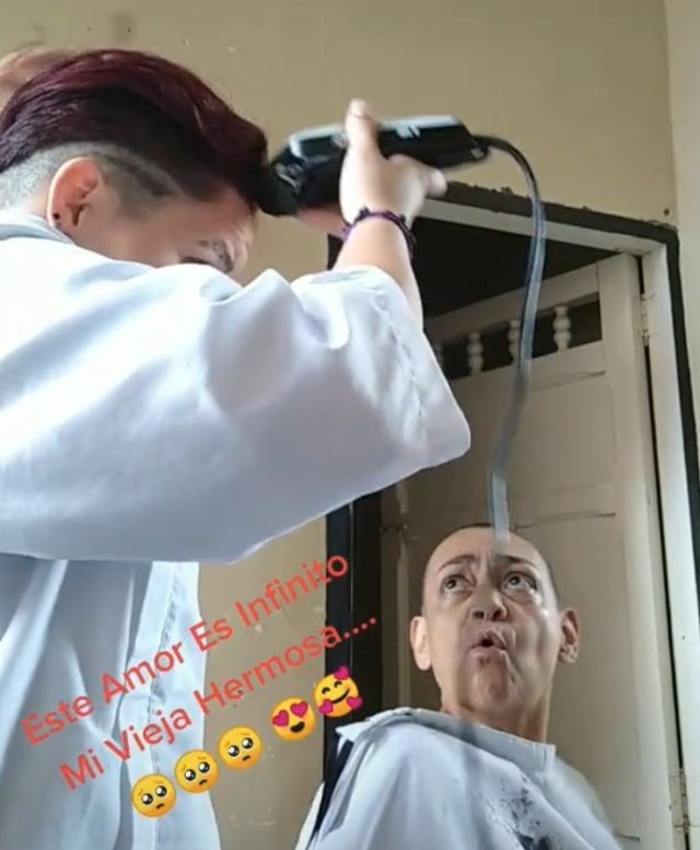 Joven se rapa con su mamá para apoyarla en su lucha contra el cáncer