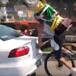 Ciclista con San Juditas se accidenta y se hace viral