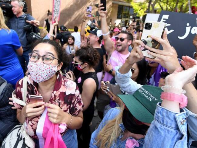 Fans de Britney Spears celebran afuera de la corte luego de que suspendieran a Jamie Spears como tutor legal de la cantante