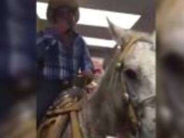 Entra con su caballo a minisúper a comprar cervezas