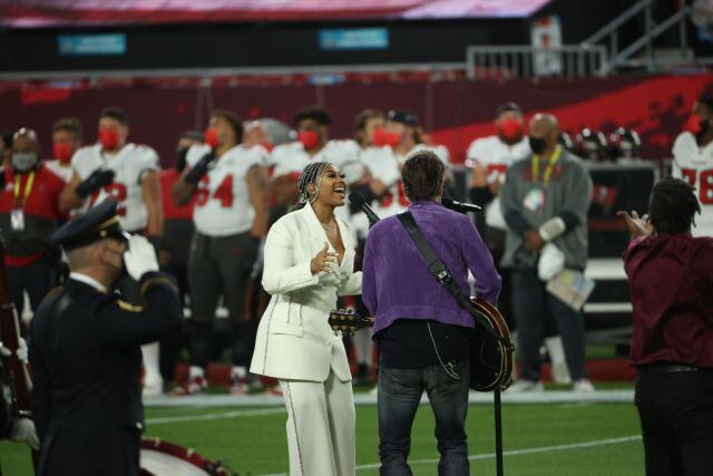 Church y Sullivan cantan el Himno de Estados Unidos en el Super Bowl LV