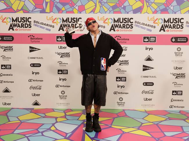 Beéle también ha posado con su premio LOS40 Music Awards Santander 2024 como 'Fenómeno Colombiano del Año'.