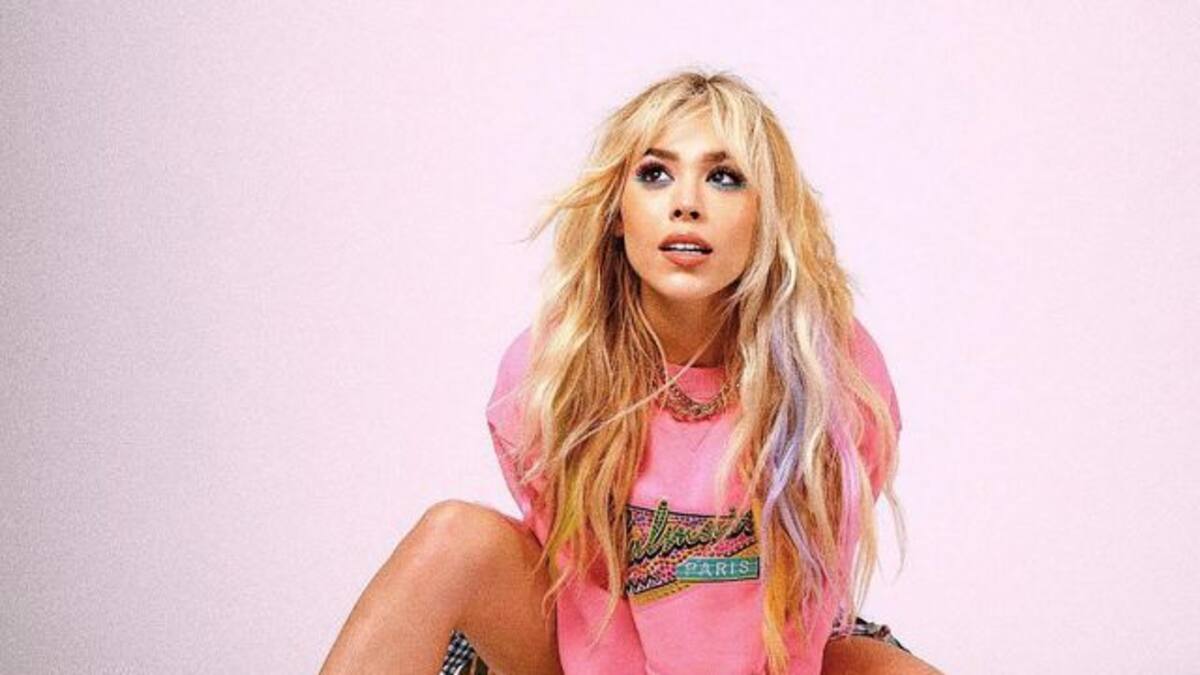 Deforman pierna de Danna Paola en portada de revista