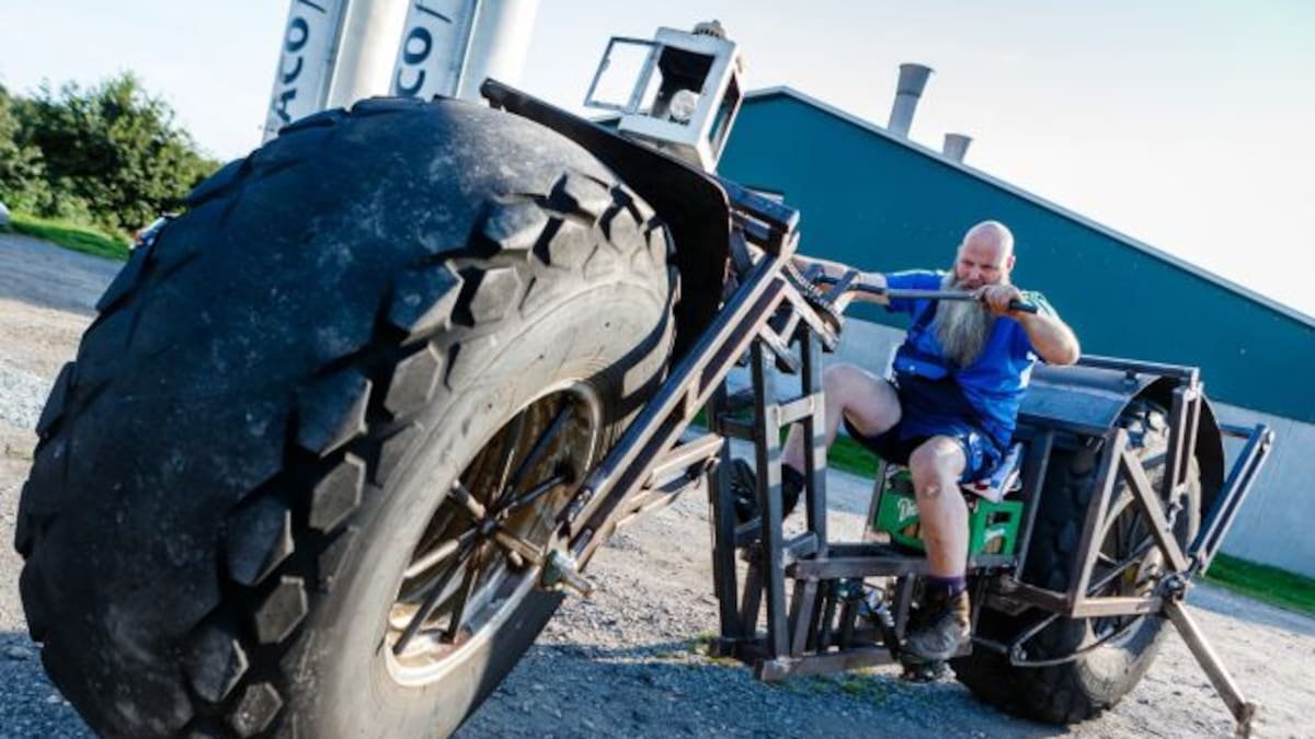 Hombre construye una bicicleta estilo Batman