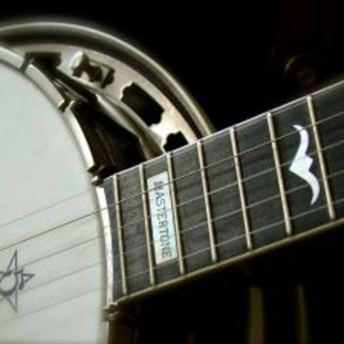 Recibe a la policía que va a detenerlo cantando con un banjo