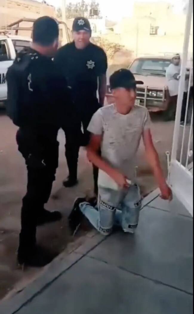 Finge que lo arrestan para proponerle matrimonio a su novia