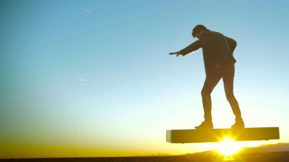 Inventan hoverboard que sí vuela