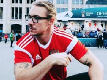 Diplo intenta llamar la atención en Rusia pero nadie lo reconoce