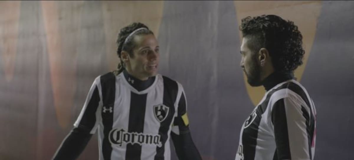 se desnuda para tomar el sol