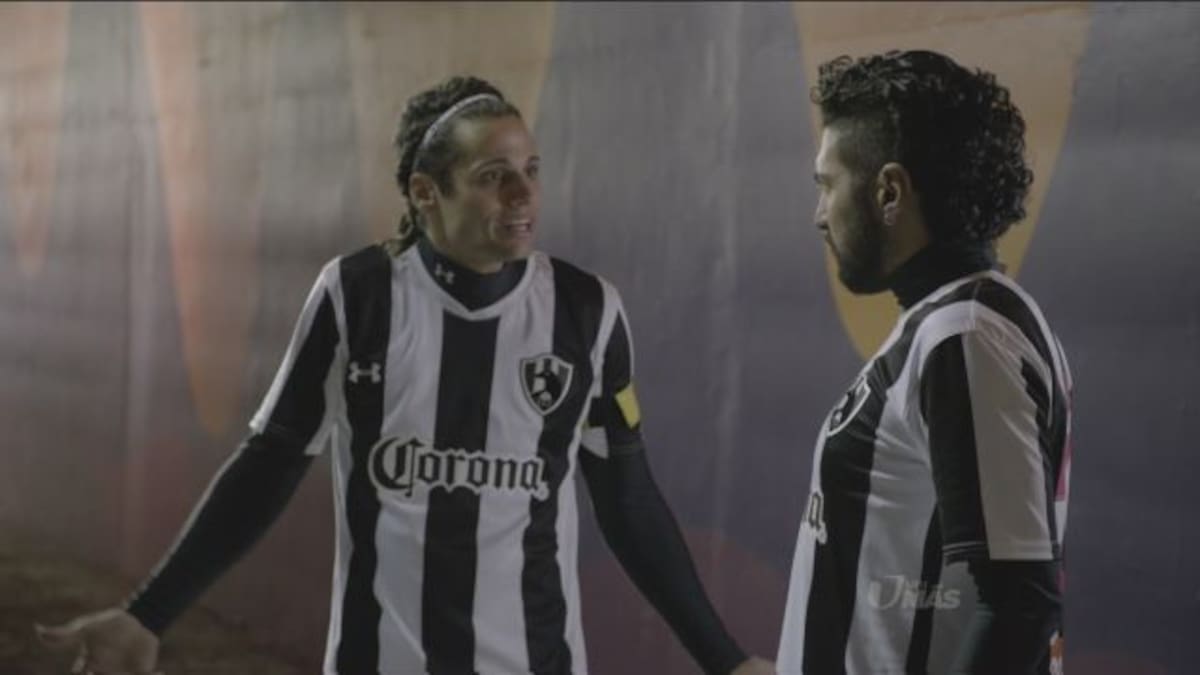 Actor de "Club de Cuervos" completamente desnudo