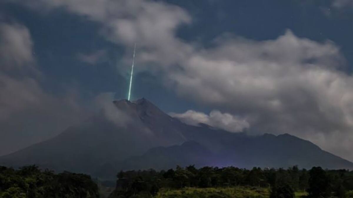 Meteorito cae sobre volcán Merapi en Indonesia, imágenes de viralizan
