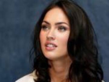 Megan Fox pasea junto con su hijo vestido de princesa