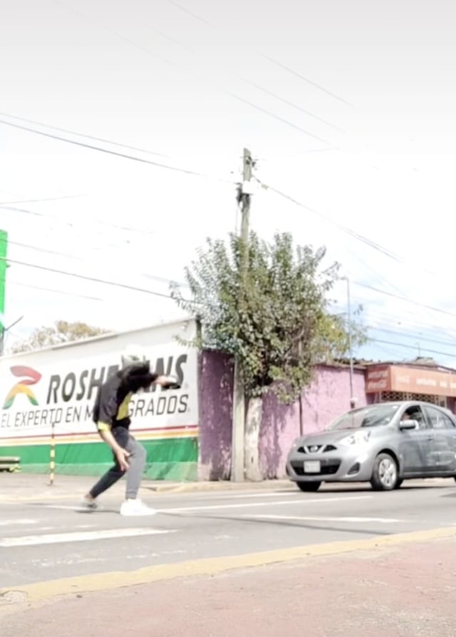 Joven muestra cuánto gana dominando el balón en el semáforo