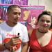 Hombre se hace viral al celebrar baby shower de sus dos esposas embarazadas