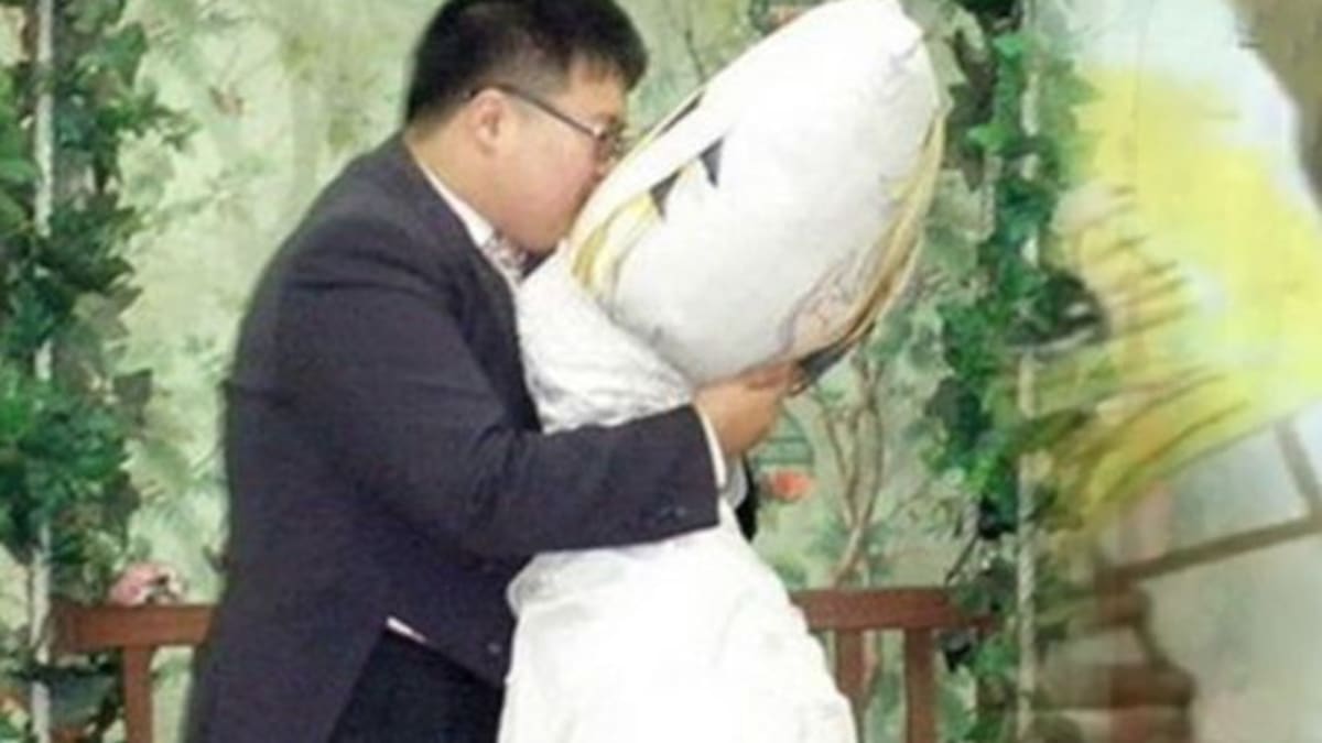 Joven ama tanto a su almohada que se casa con ella