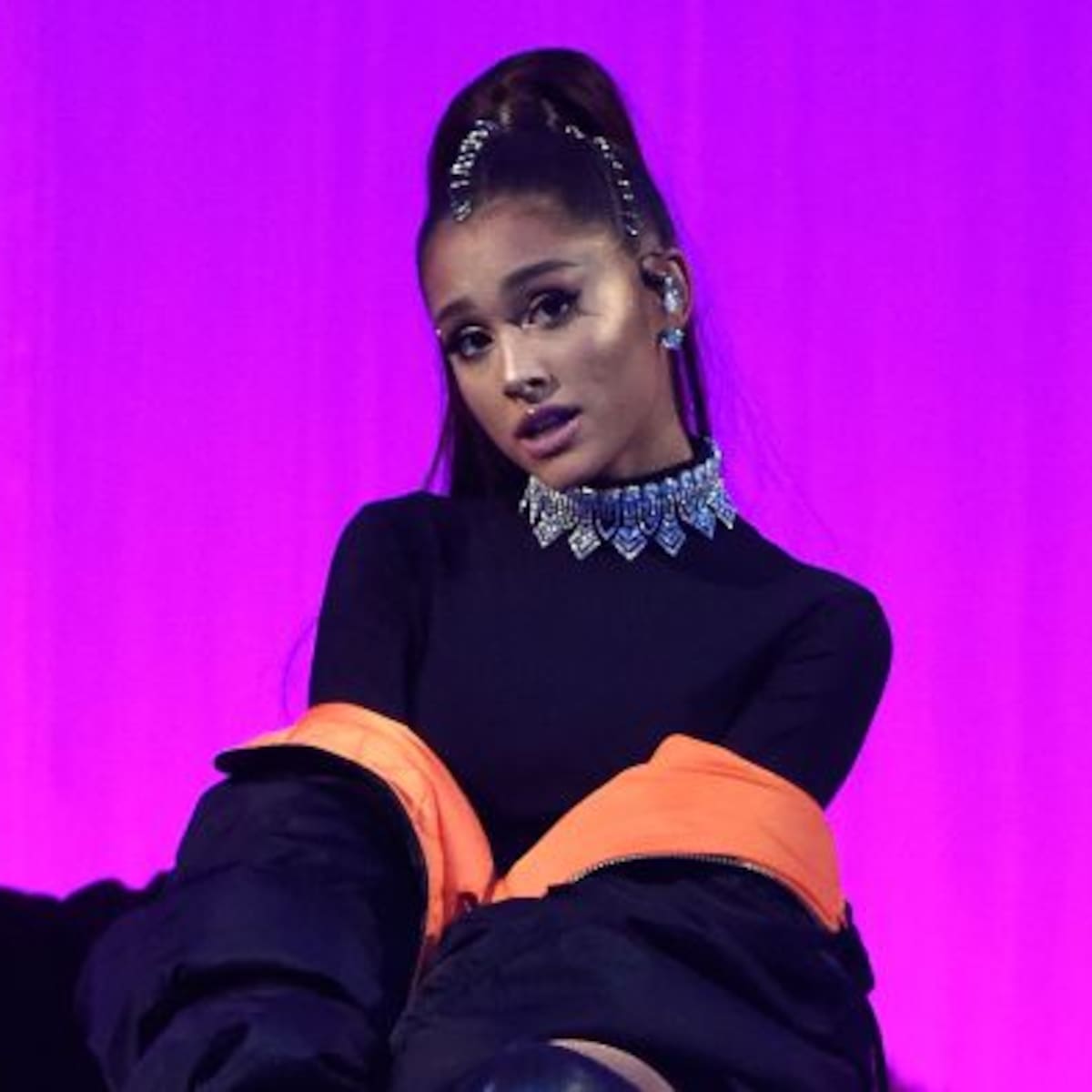 Ariana Grande sufre fuerte caída en el escenario