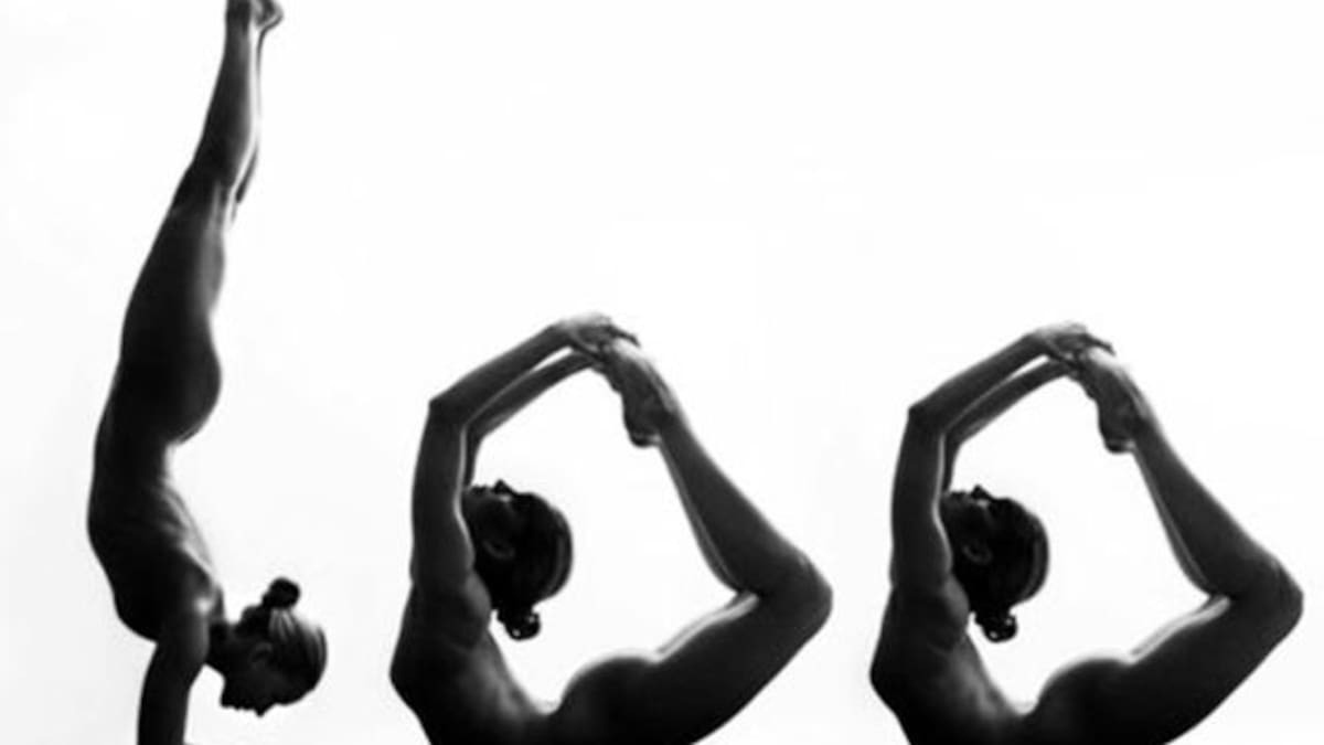 Impactantes fotos de modelo haciendo yoga desnuda y se vuelve sensación