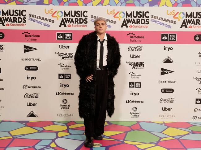 Elio Leiros le ha dado un toque a su estilismo con este abrigo largo. Empieza a refrescar en la ciudad condal...