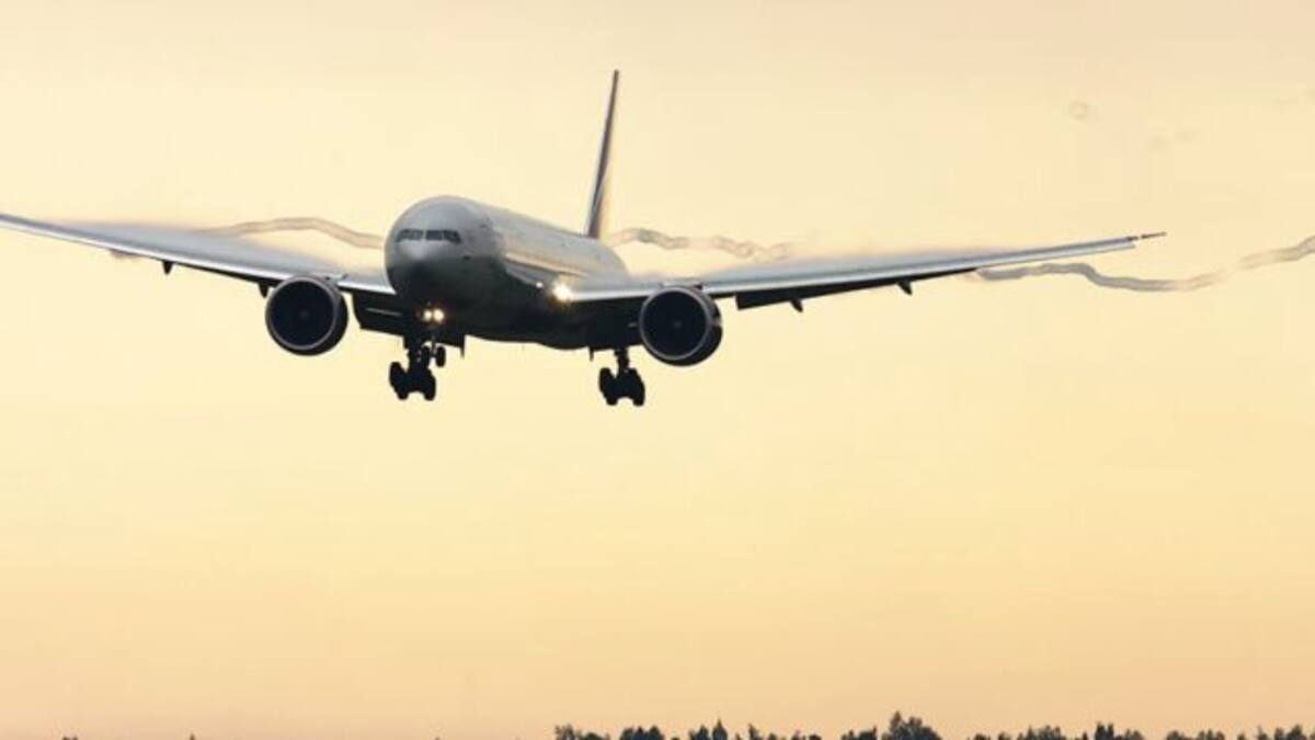 Pide a asistente de vuelo usar su cubrebocas y lo baja del avión