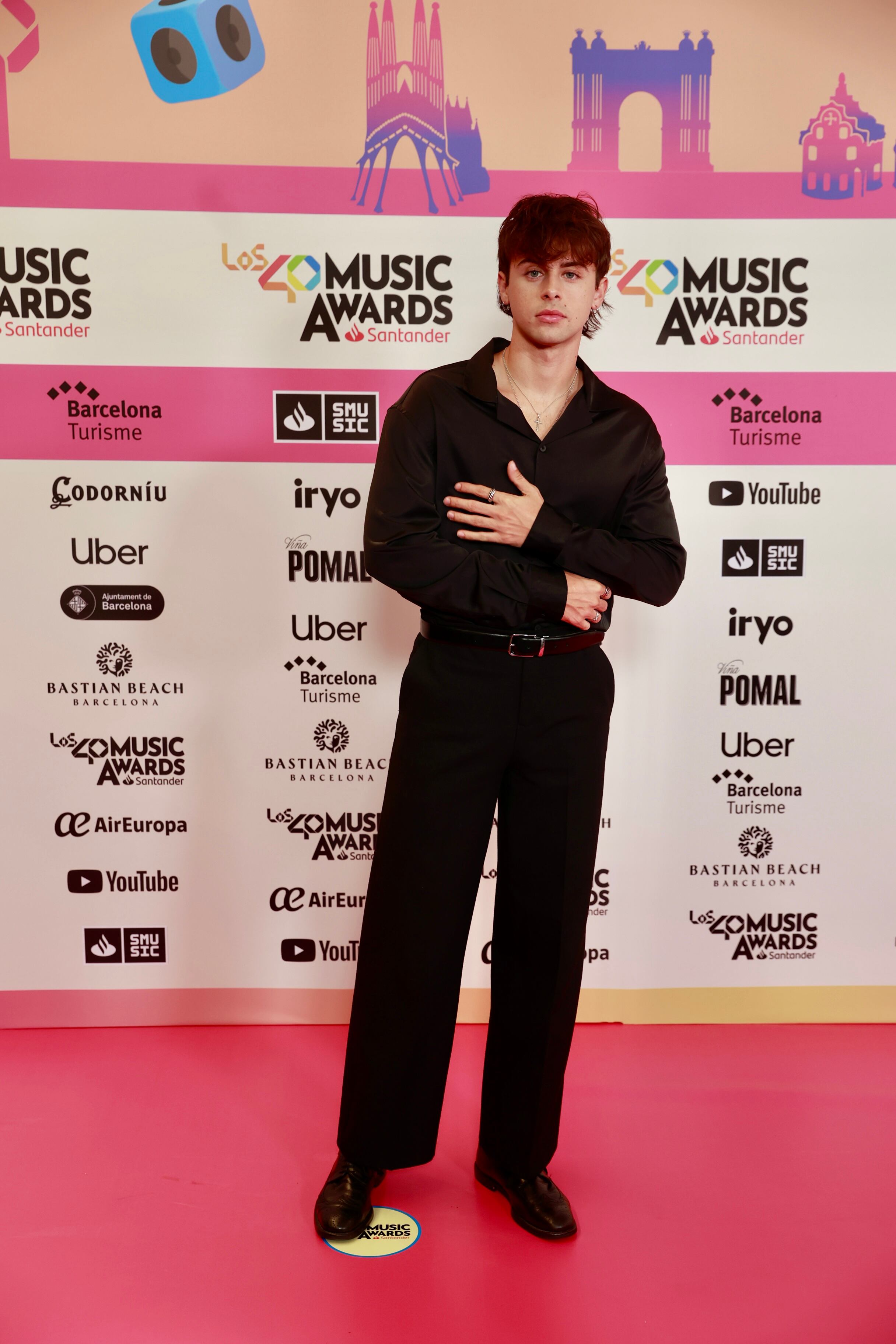 Daniel Sabater ha decidido llevar un look negro donde los pantalones oversize se llevan todo el protagonismo.