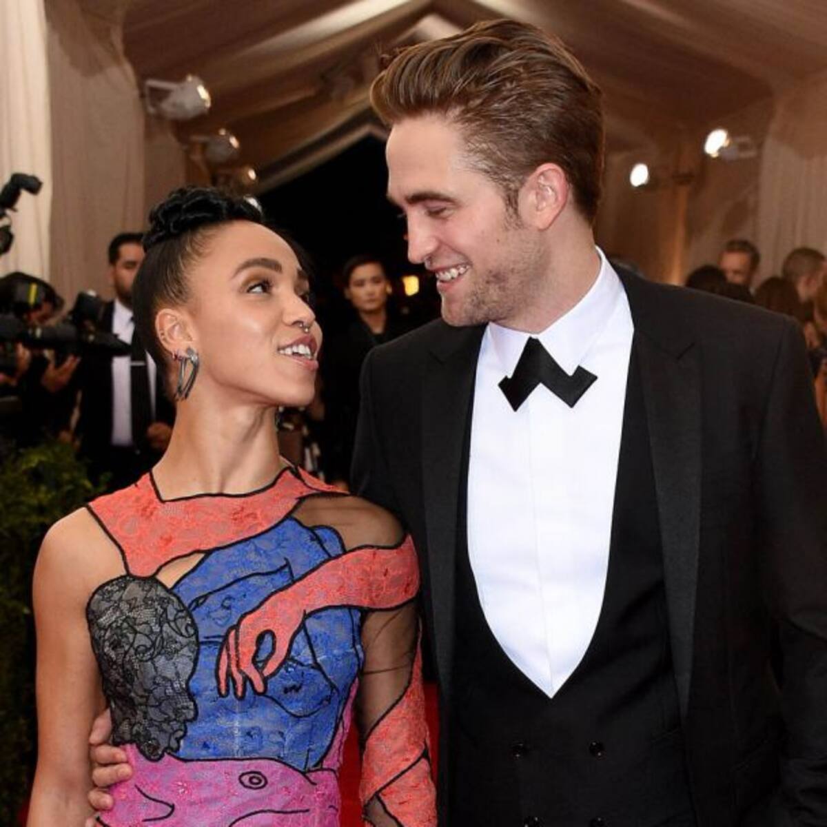 Robert Pattinson ya dio anillo de compromiso