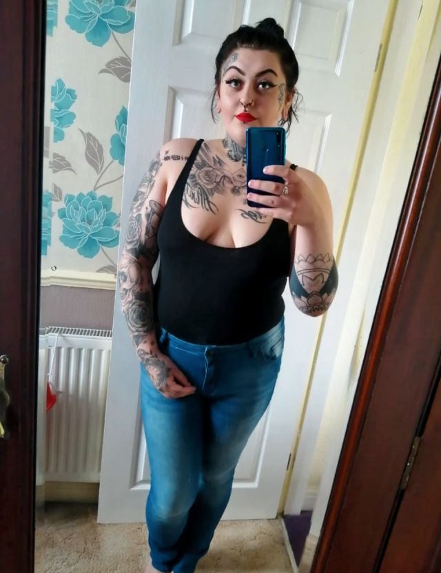 Ahora el tatuaje se lo cubre con su cabello