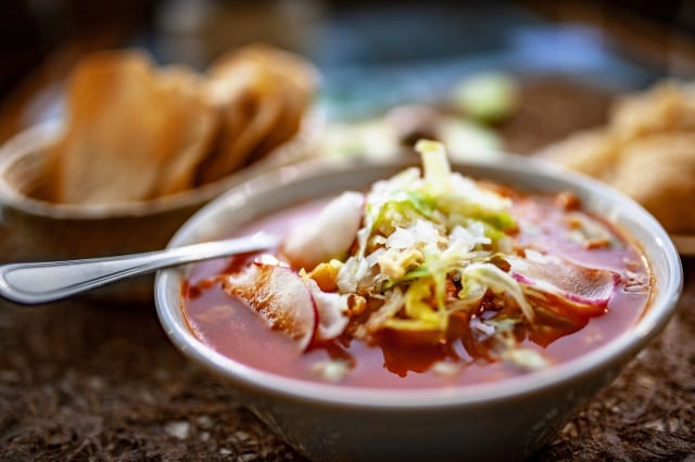 Familia mete a cine cazuela de pozole