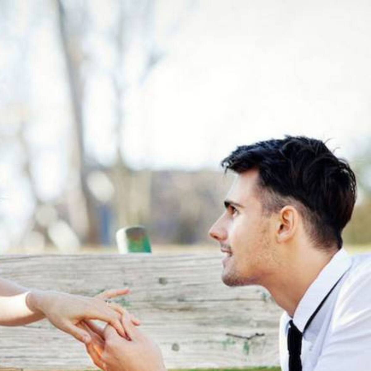 Le pide matrimonio y le pone el anillo a su prima