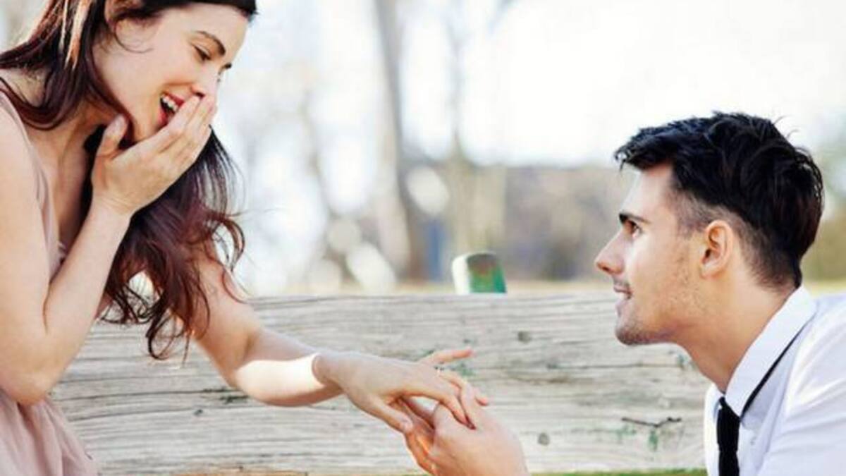 Le pide matrimonio y le pone el anillo a su prima