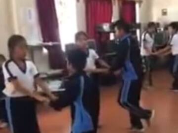 Maestro de educación física da clases de cumbia a sus alumnos y se hace viral