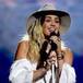 Miley Cyrus canta de incógnita en el metro