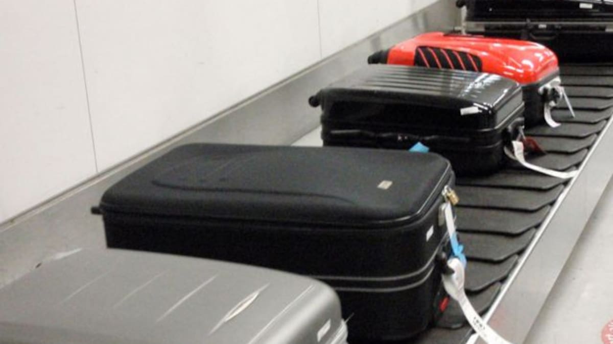 Mujer sube a banda de equipaje pensando que la llevaría al avión