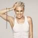 Pink presume embarazo topless