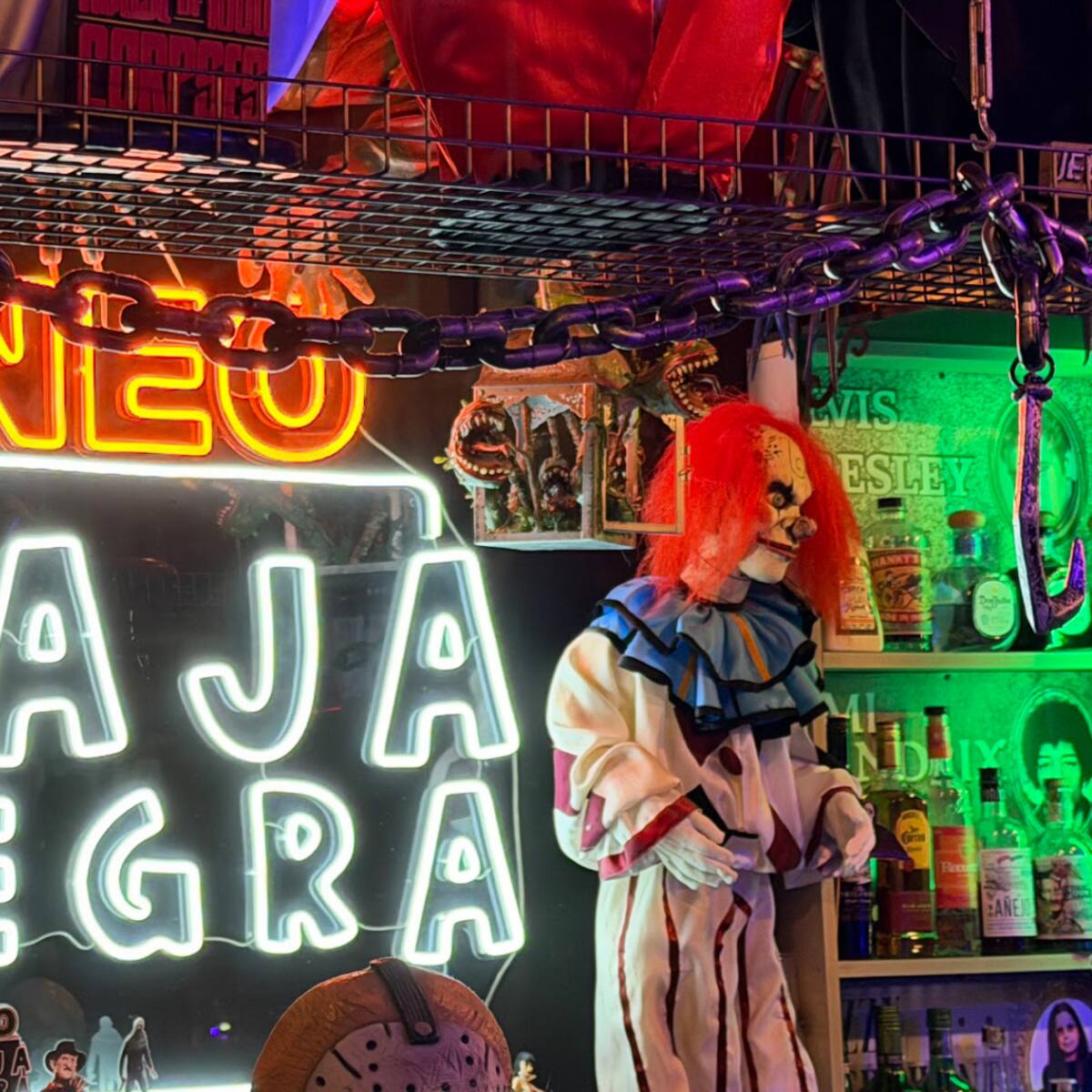 Neo Caja Negra: El bar que es refugio del terror y el coleccionismo en Barcelona