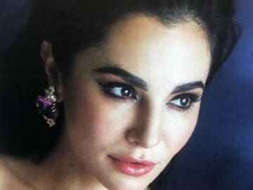 Escorpión Dorado besa a Martha Higareda