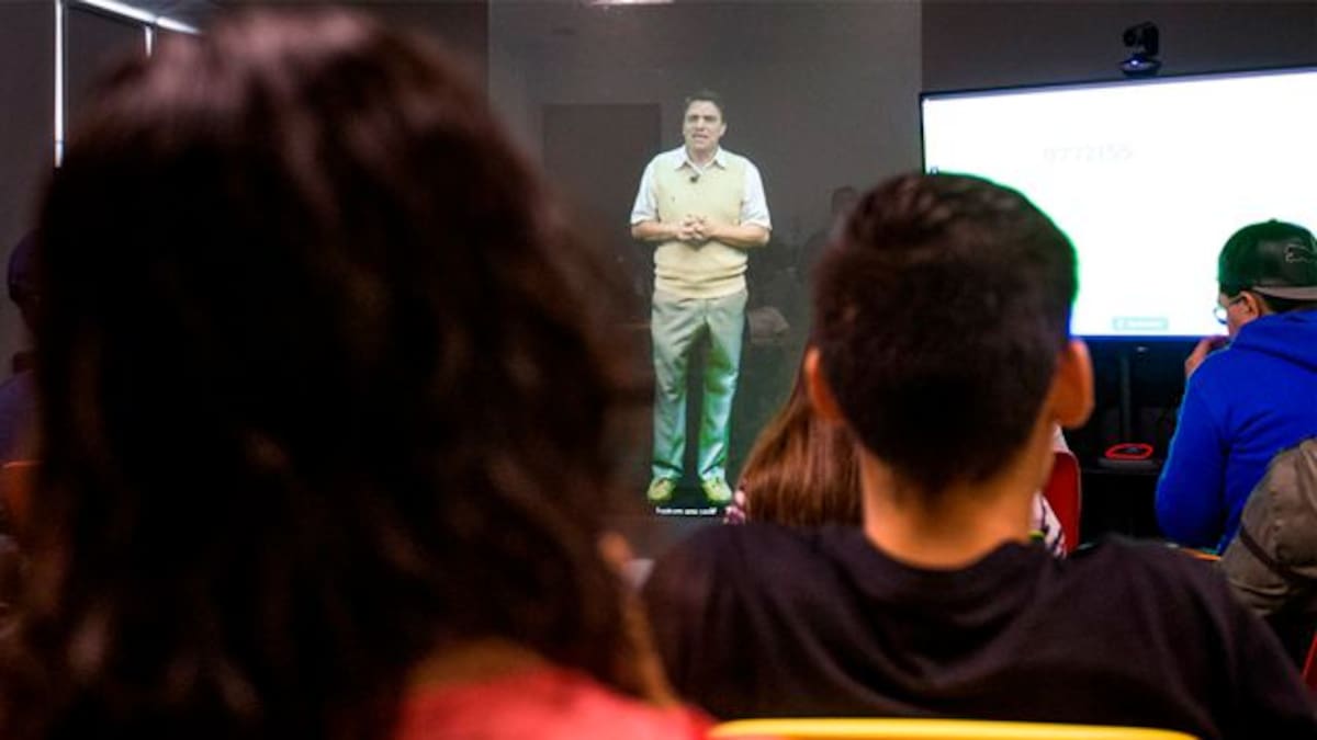 Profesor "holograma" da clases en 5 escuelas al mismo tiempo