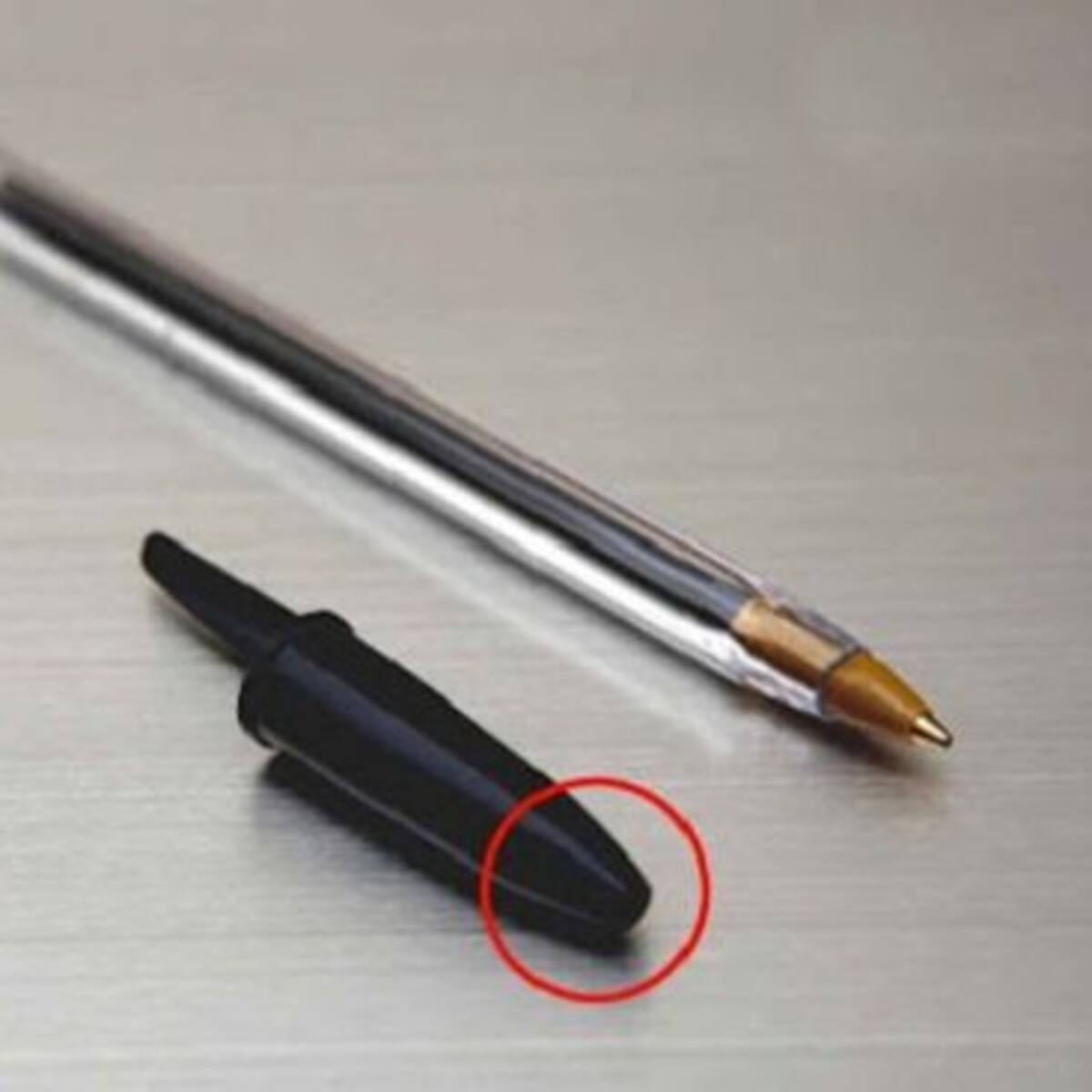 ¿Para qué sirve el orificio de los bolígrafos plásticos?